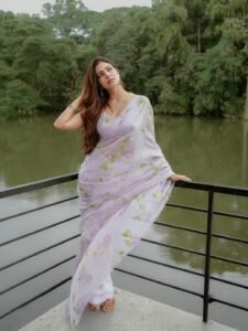Malavika Mohanan Looks Graceful in Lavender Floral Saree – Latest HD Photos (8)