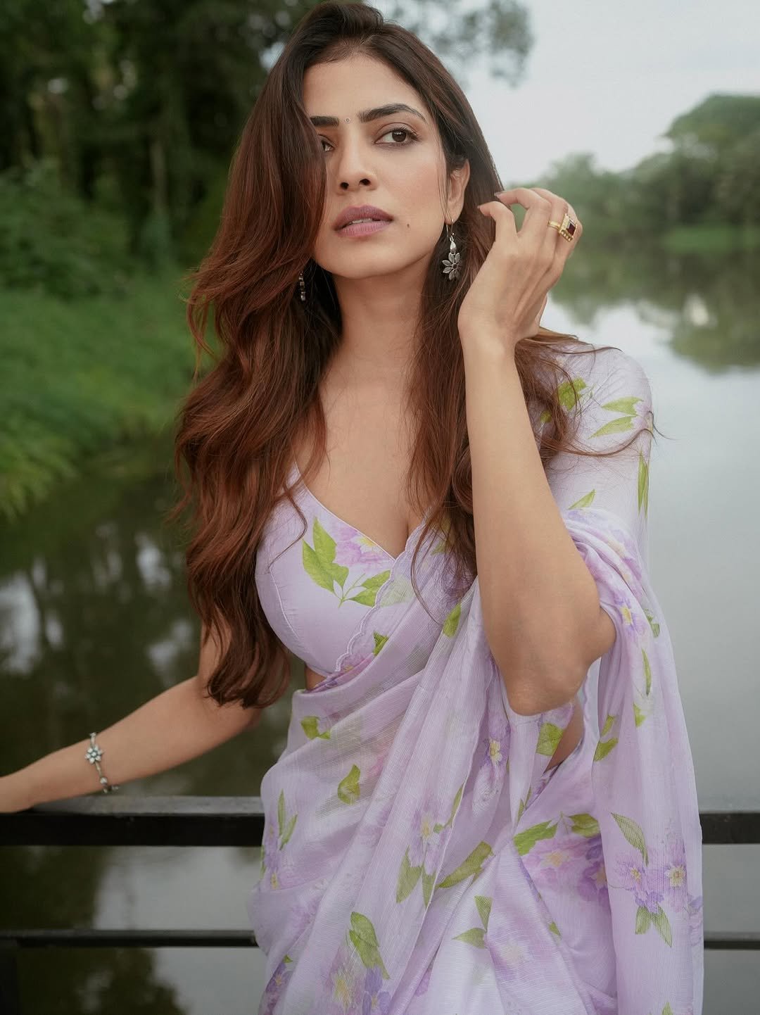 Malavika Mohanan Looks Graceful in Lavender Floral Saree – Latest HD Photos (9)
