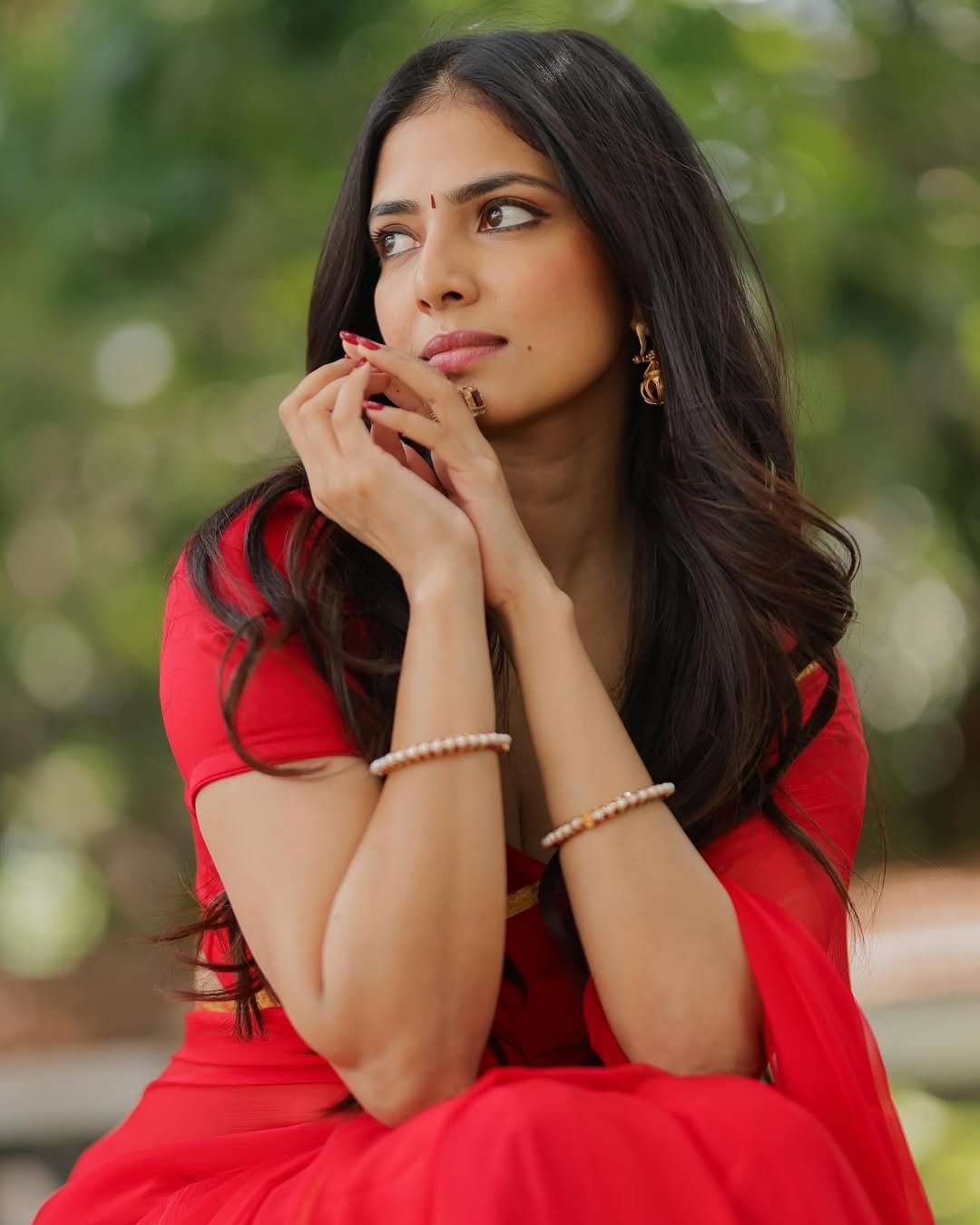 Malavika Mohanan Stunning in Red Designer Saree – Latest HD Photoshoot Images (6)