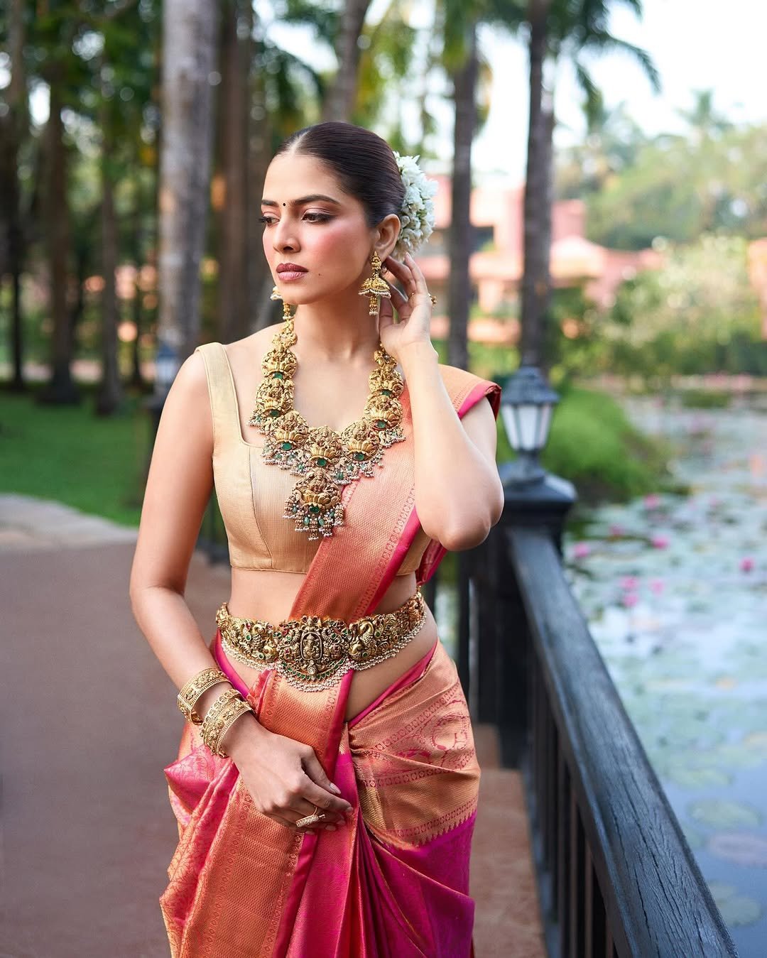 Malavika Mohanan Stunning in Red Silk Saree with Temple Jewelry (10)