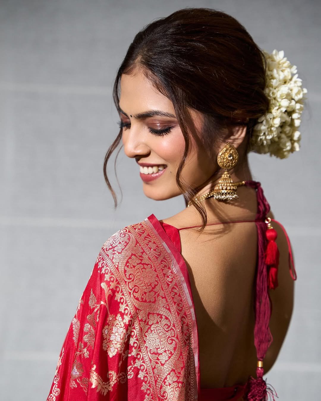 Malavika Mohanan Stunning in Red Silk Saree – Latest Traditional Photoshoot HD Images (1)