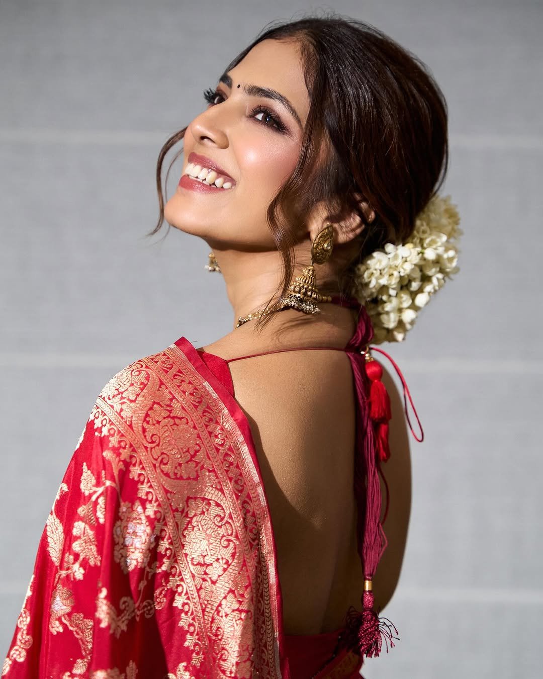 Malavika Mohanan Stunning in Red Silk Saree – Latest Traditional Photoshoot HD Images (2)