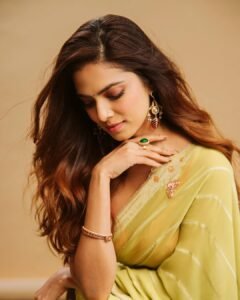 Malavika Mohanan Stuns in Green Saree with Pink Blouse – Latest HD Photos (5)