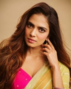 Malavika Mohanan Stuns in Green Saree with Pink Blouse – Latest HD Photos (6)