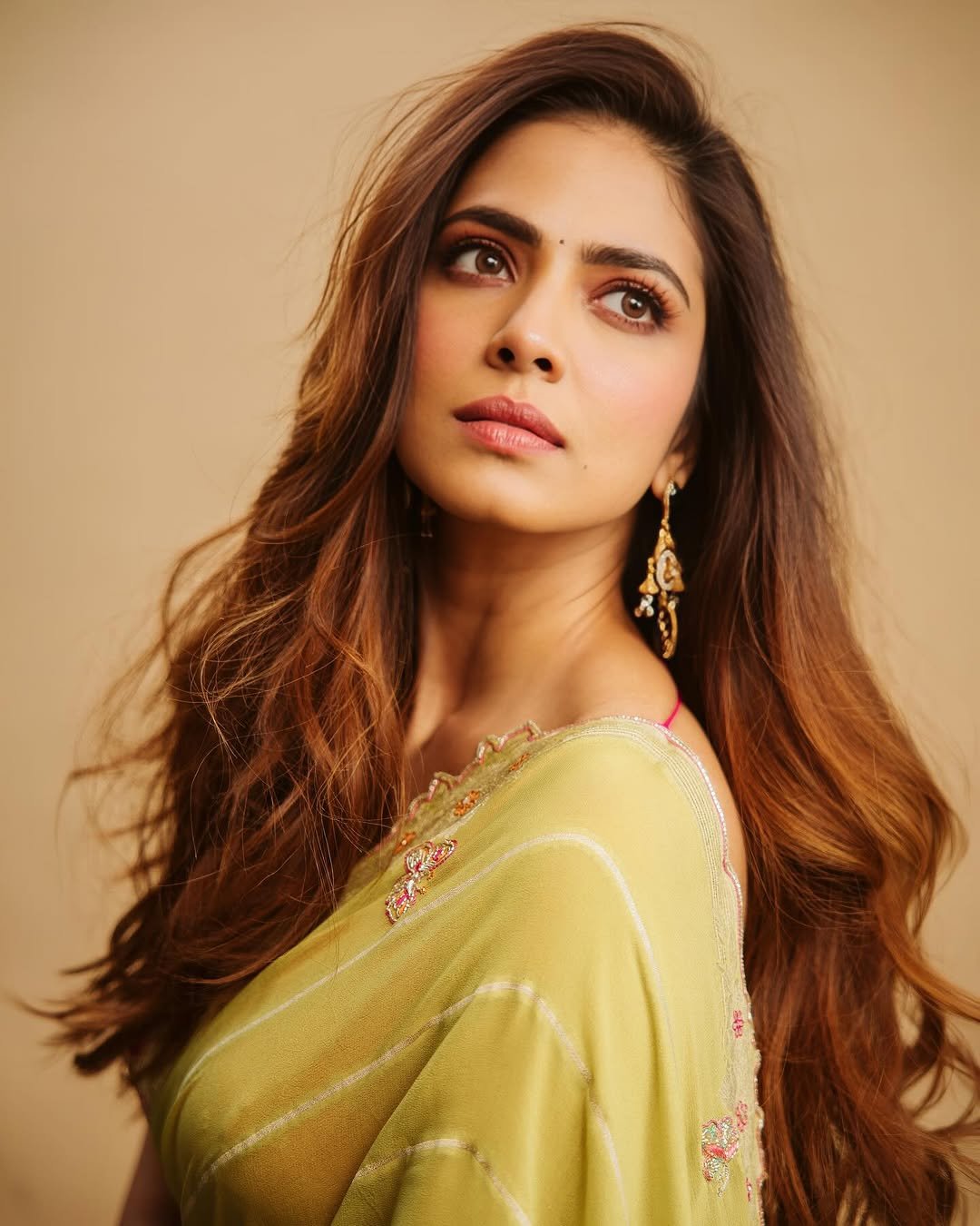 Malavika Mohanan Stuns in Green Saree with Pink Blouse – Latest HD Photos (8)