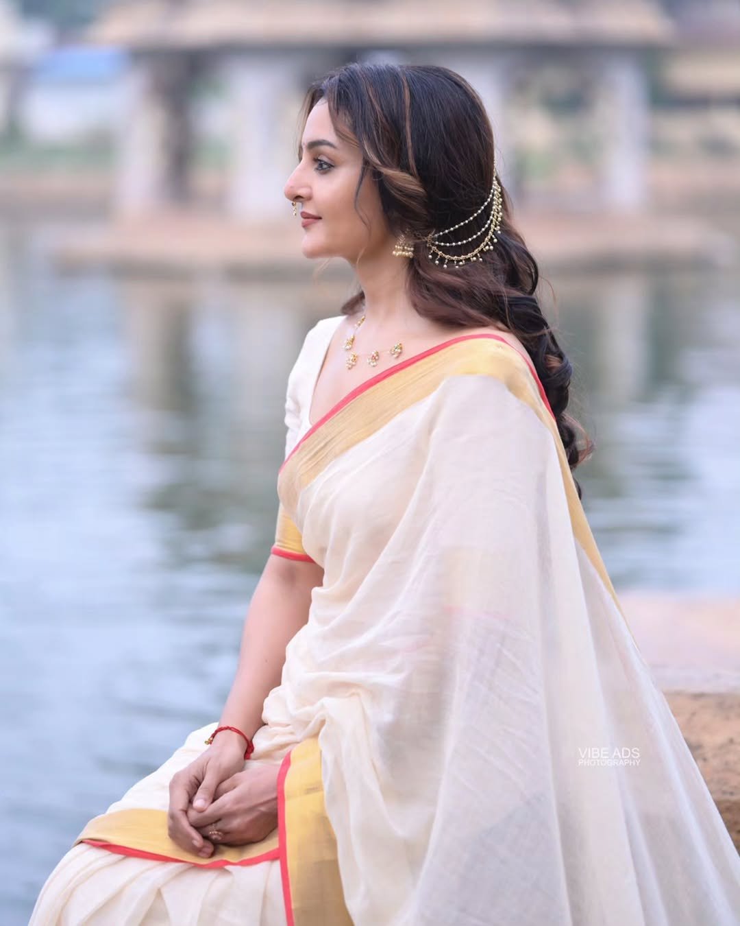 Manju Warrier in Kerala Saree Look HD Images (14)
