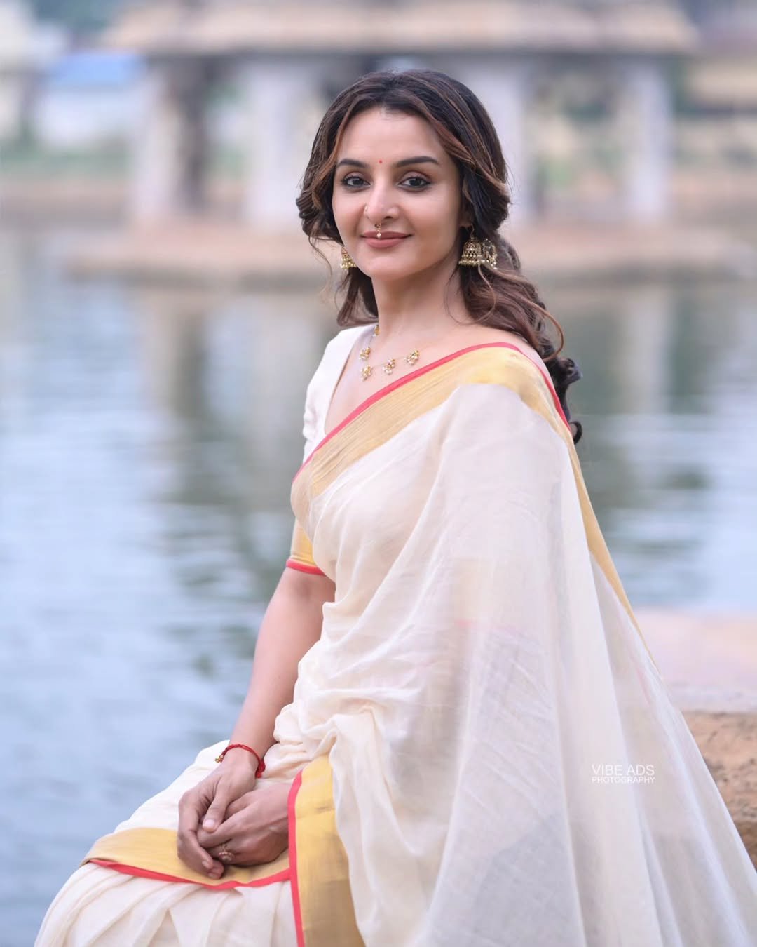 Manju Warrier in Kerala Saree Look HD Images (15)