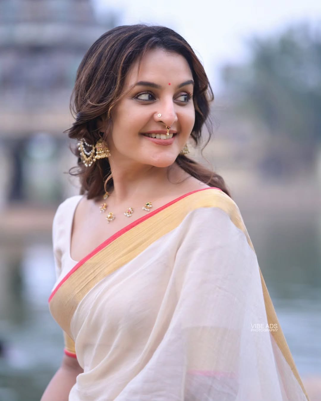 Manju Warrier in Kerala Saree Look HD Images (3)