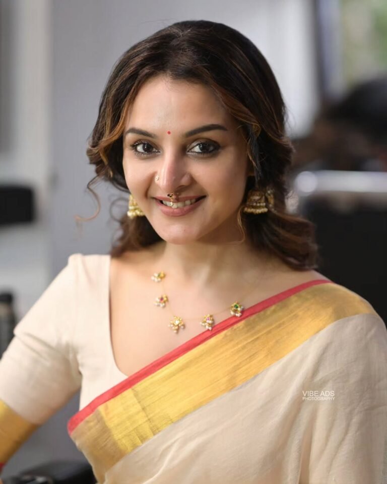 Manju Warrier in Kerala Saree Look HD Images trending celebrity photos