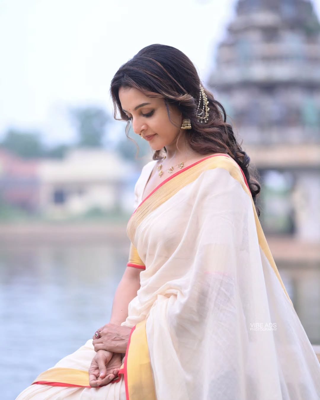 Manju Warrier in Kerala Saree Look HD Images (6)