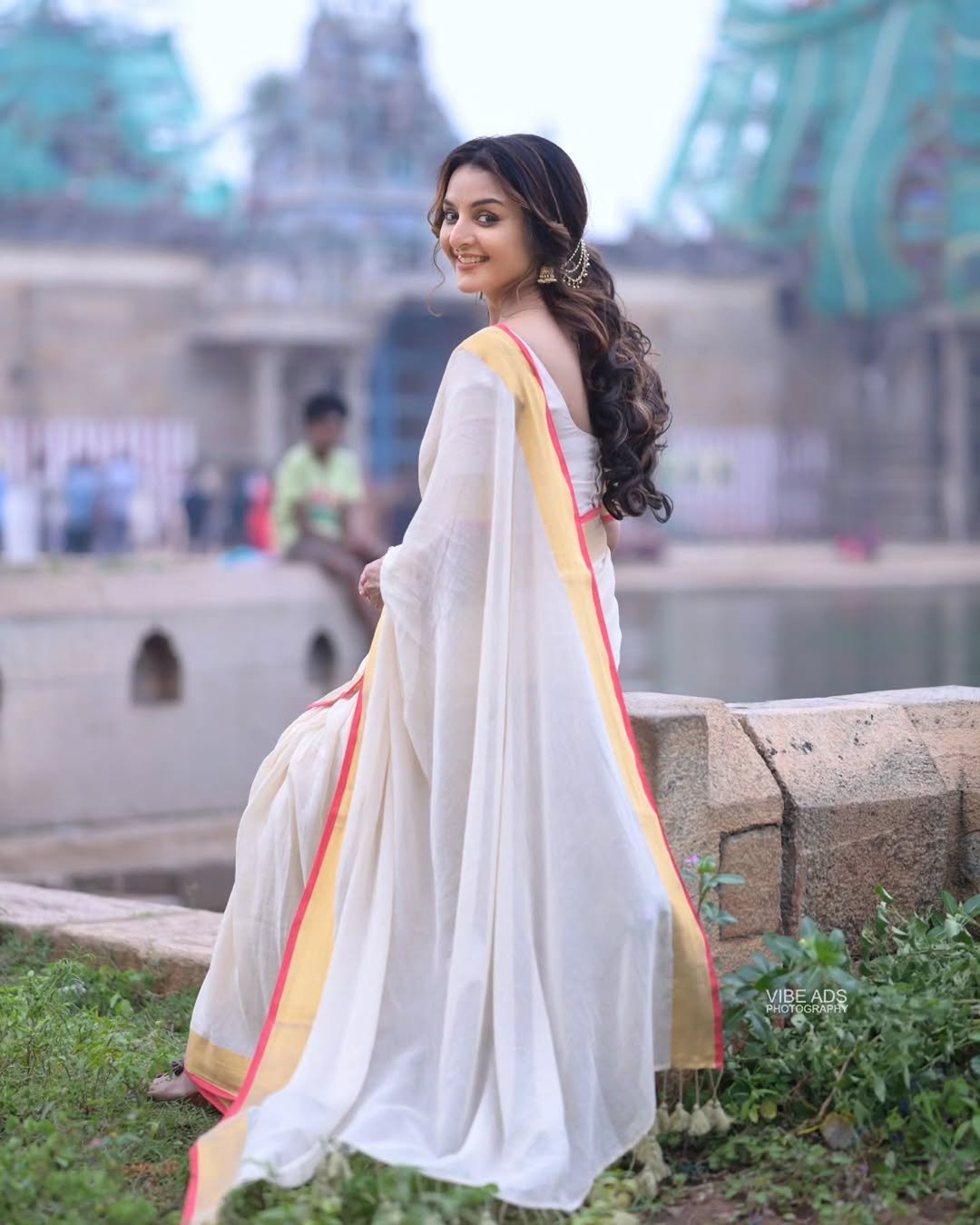 Manju Warrier in Kerala Saree Look HD Images (9)