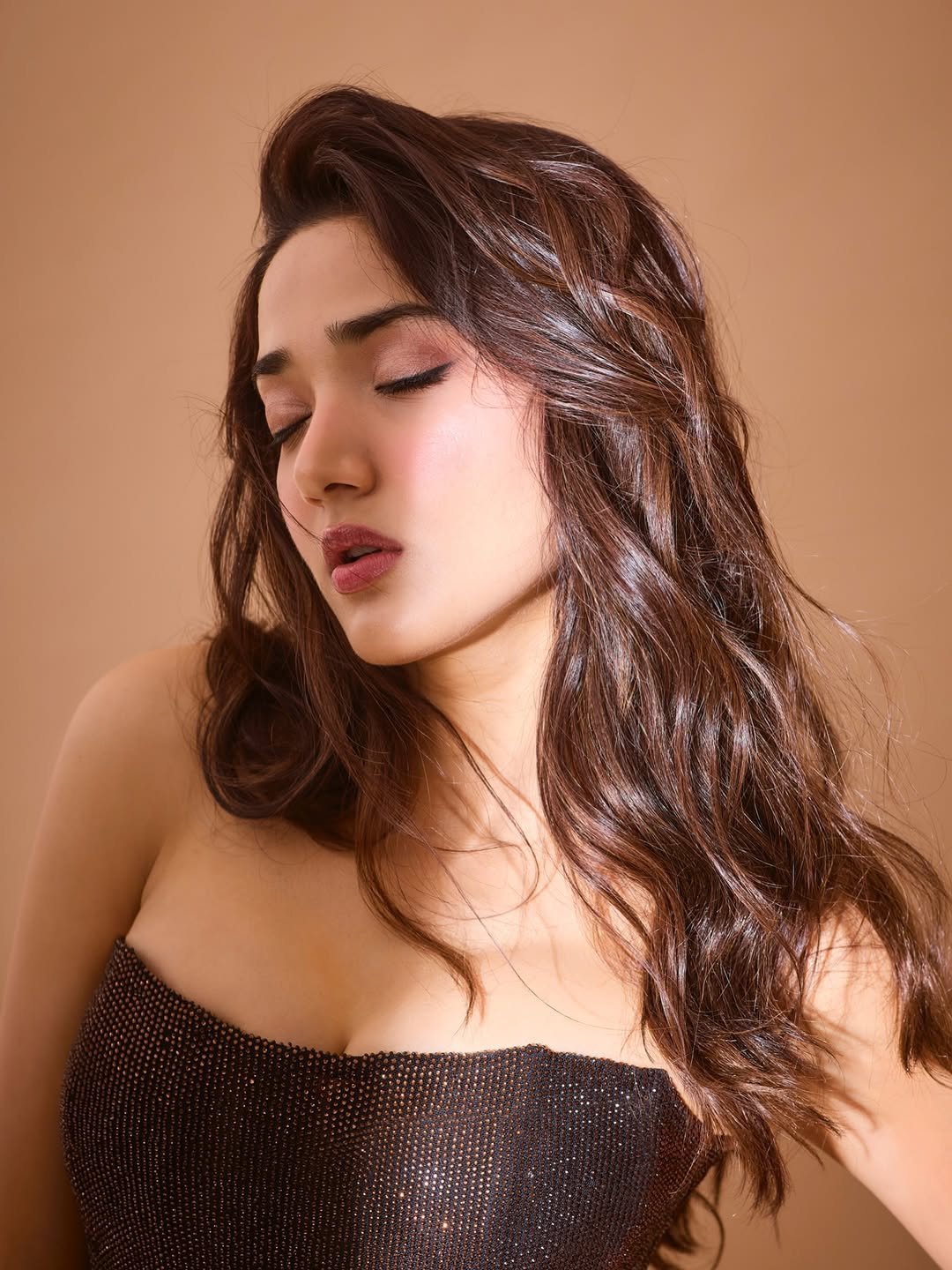 Medha Shankar Glamorous Studio Photoshoot HD Images stunning fashion look