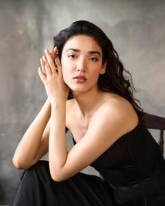 Medha Shankar Stuns in Elegant Black Strapless Outfit stunning fashion look