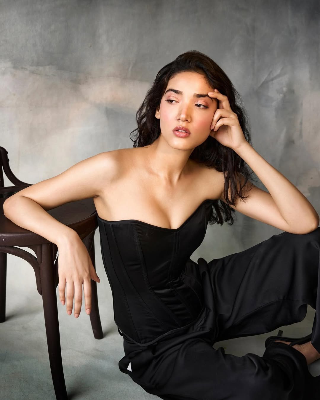 Medha Shankar Stuns in Elegant Black Strapless Outfit (11)