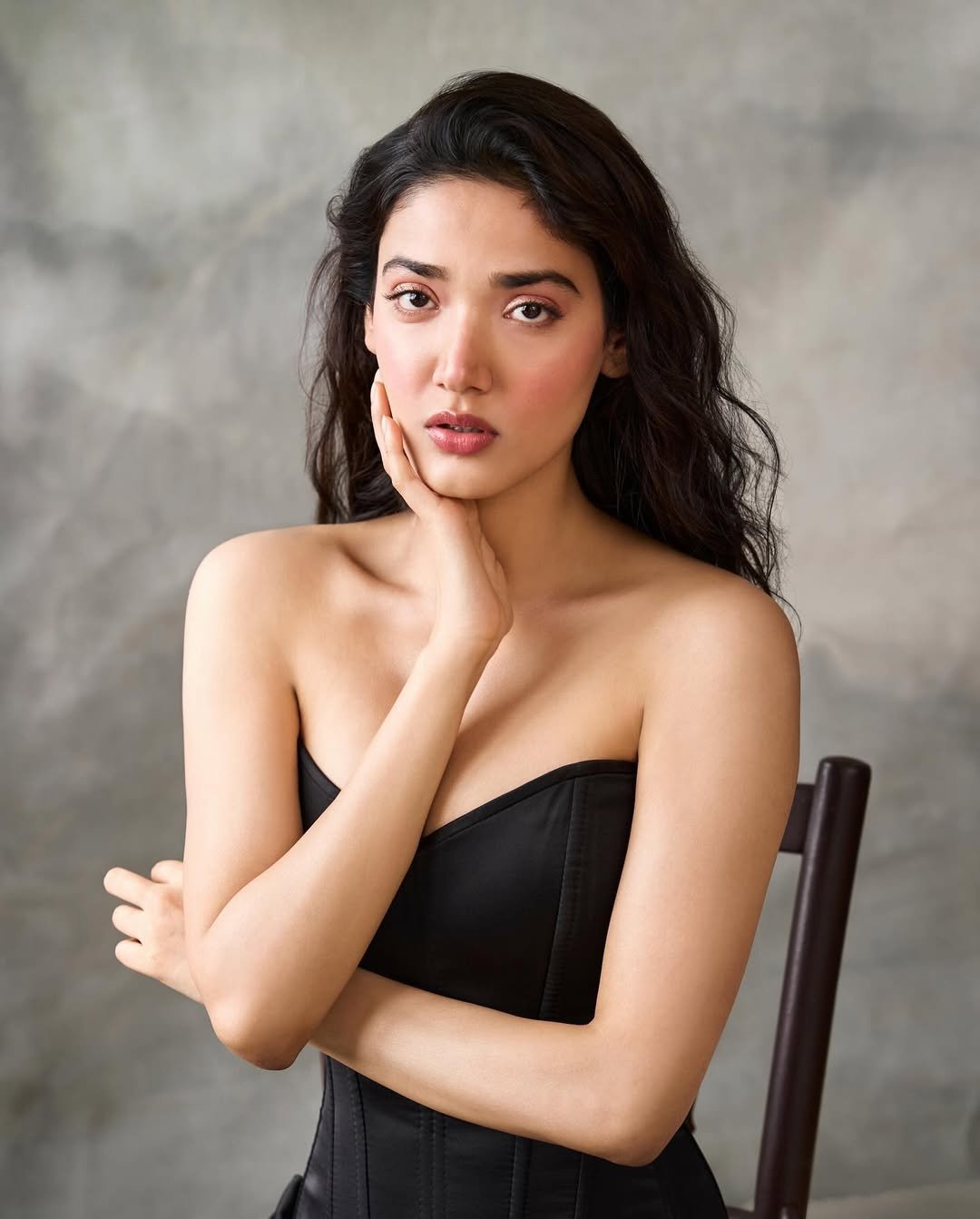 Medha Shankar Stuns in Elegant Black Strapless Outfit (2)