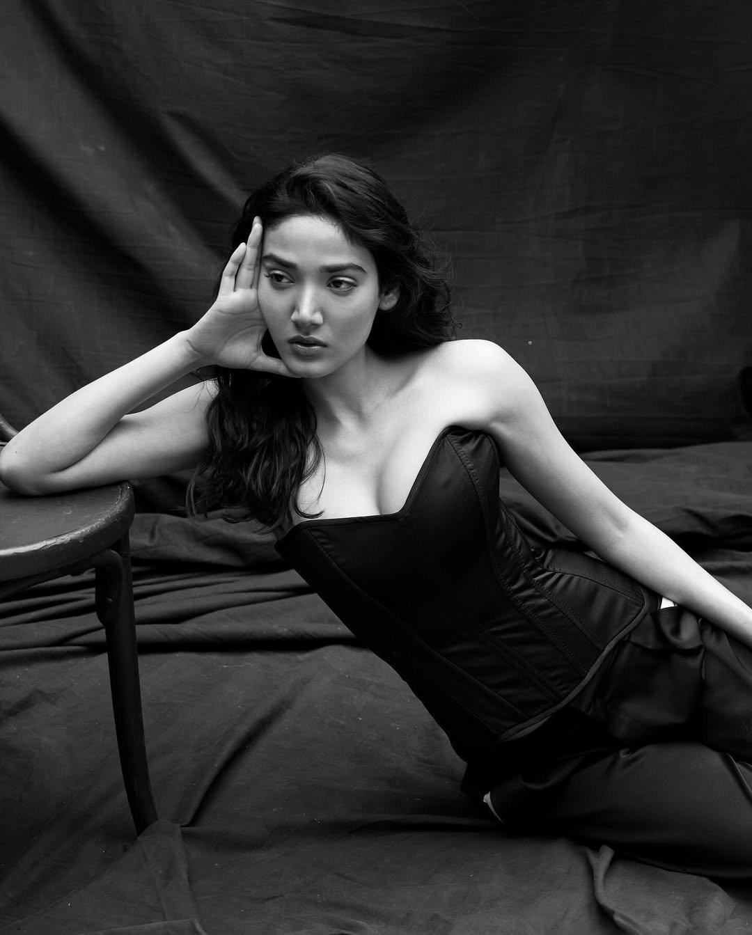 Medha Shankar Stuns in Elegant Black Strapless Outfit (3)