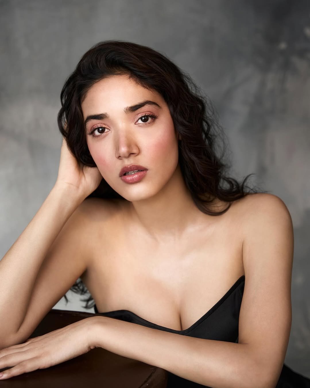 Medha Shankar Stuns in Elegant Black Strapless Outfit (5)