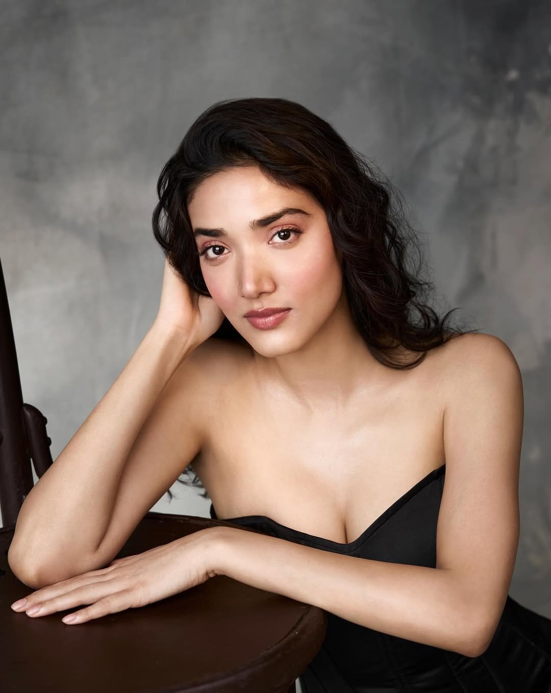 Medha Shankar Stuns in Elegant Black Strapless Outfit (9)