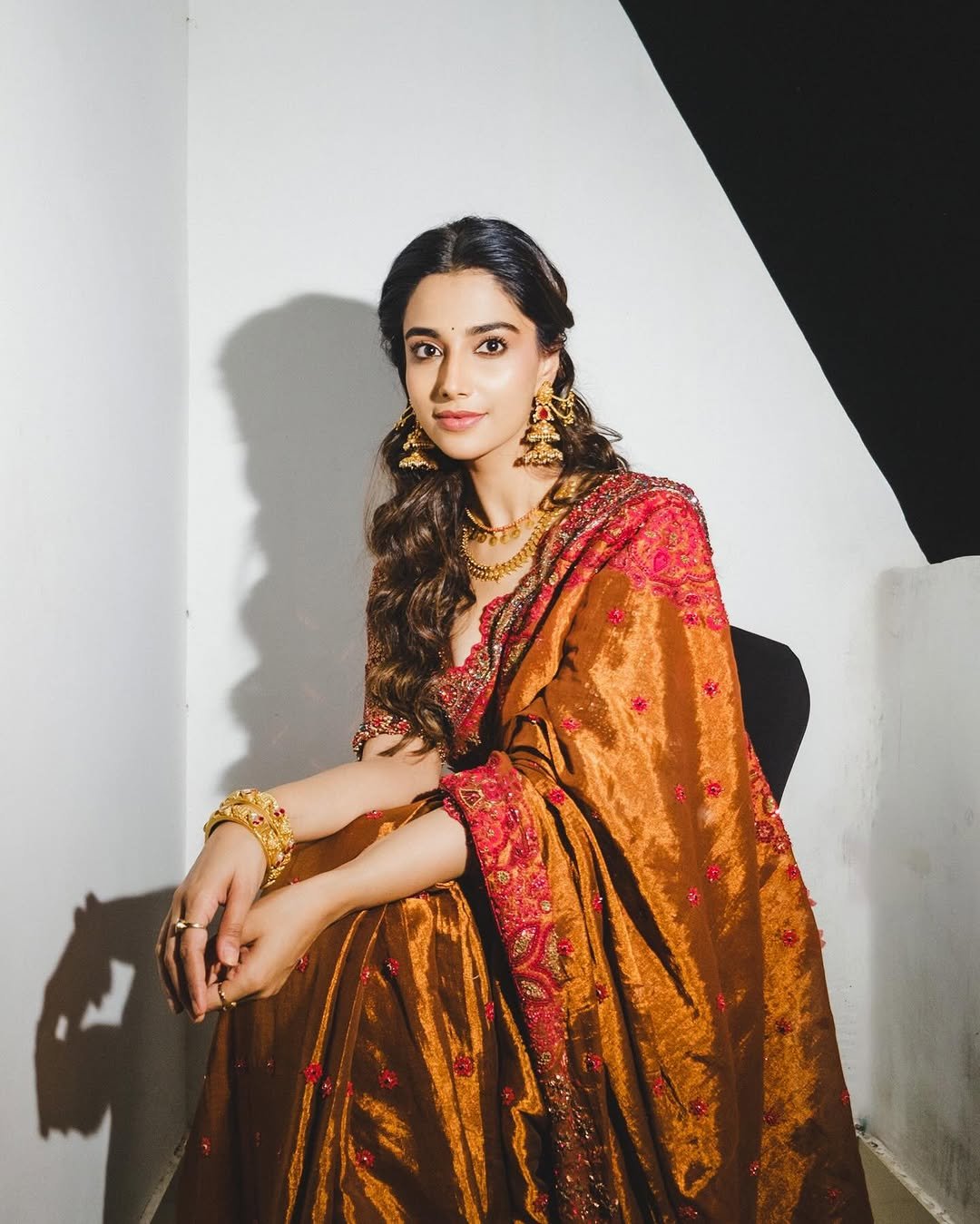 Meenakshi Chaudhary Stunning Red Saree Ph (10)