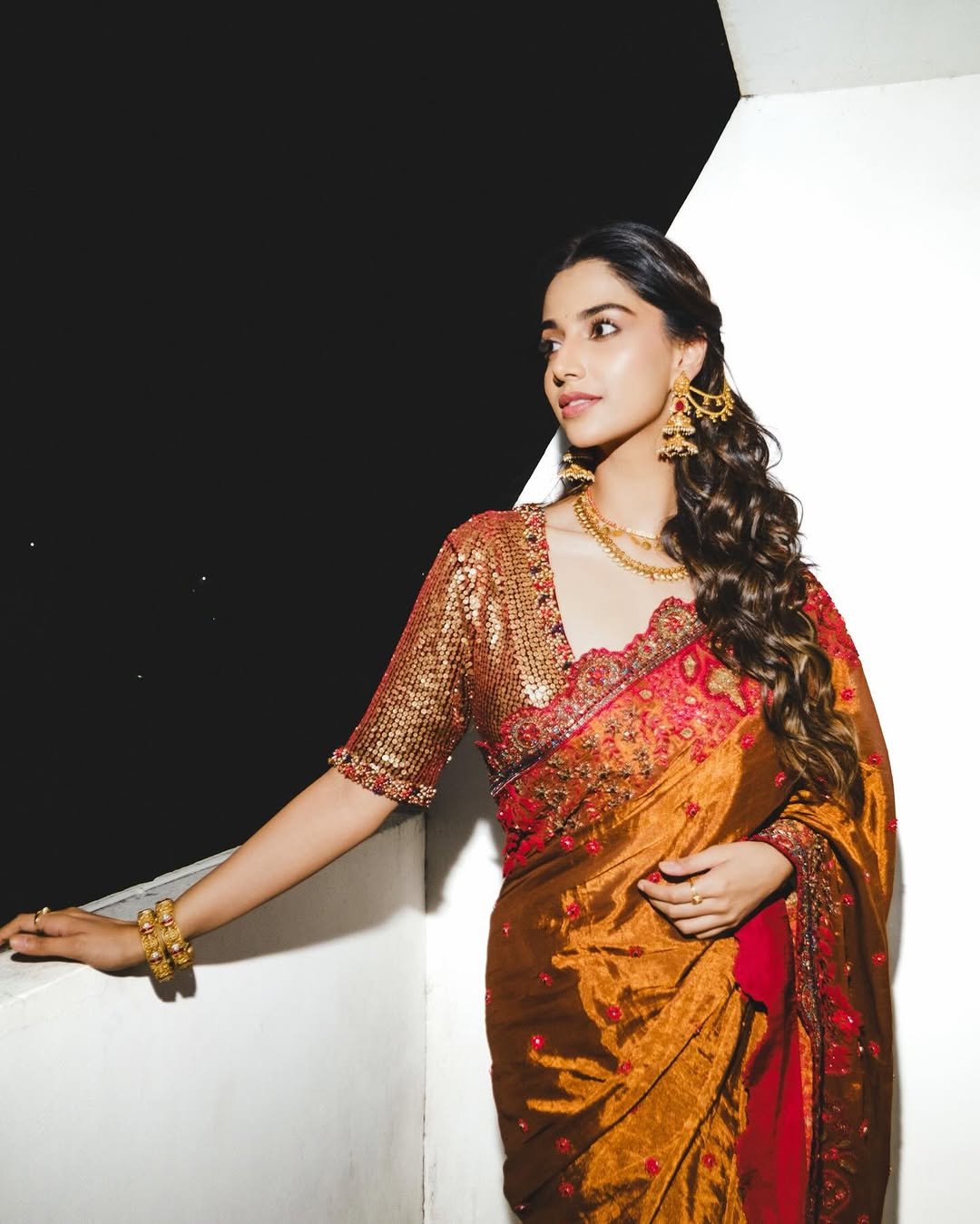 Meenakshi Chaudhary Stunning Red Saree Ph (13)