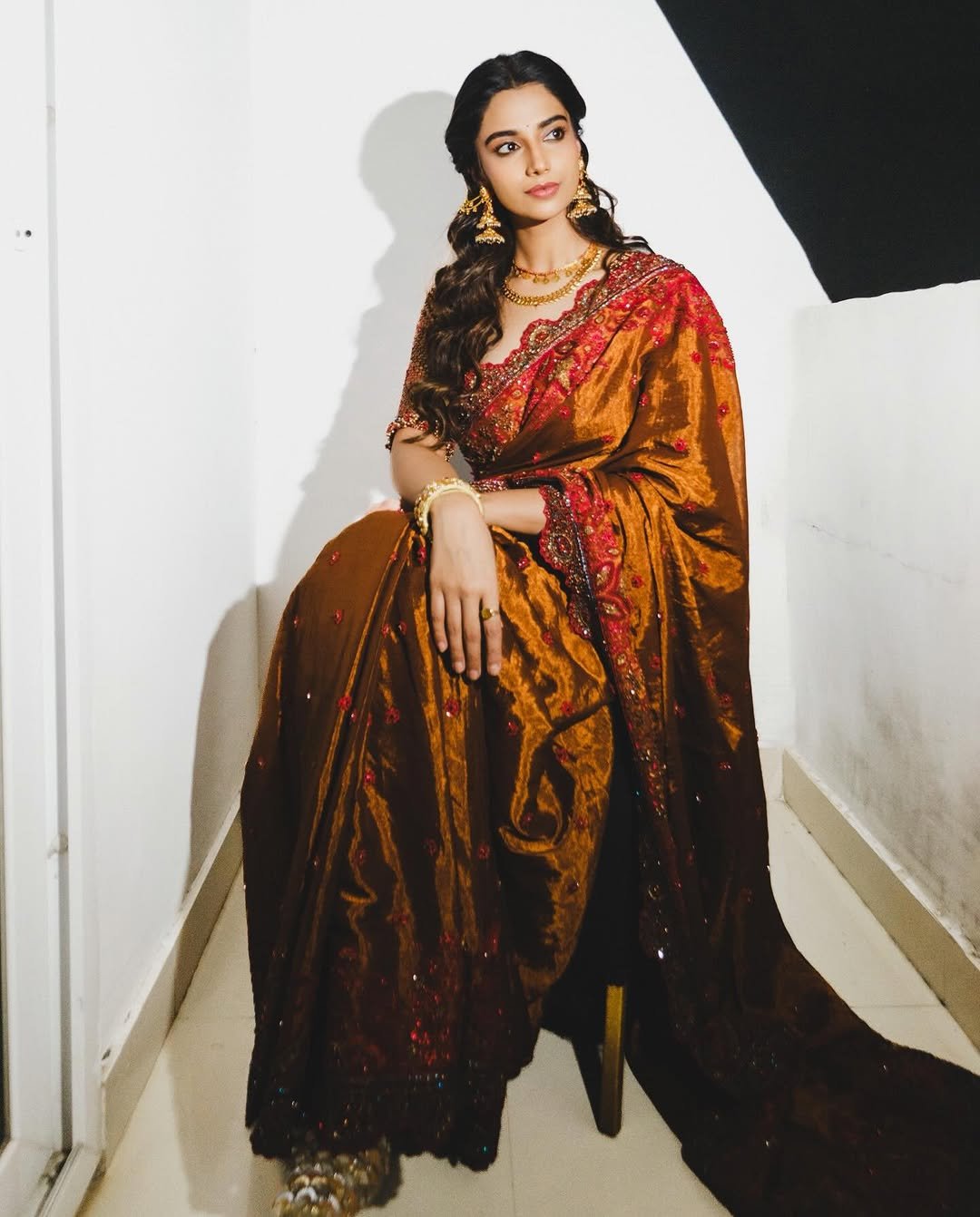 Meenakshi Chaudhary Stunning Red Saree Ph (3)