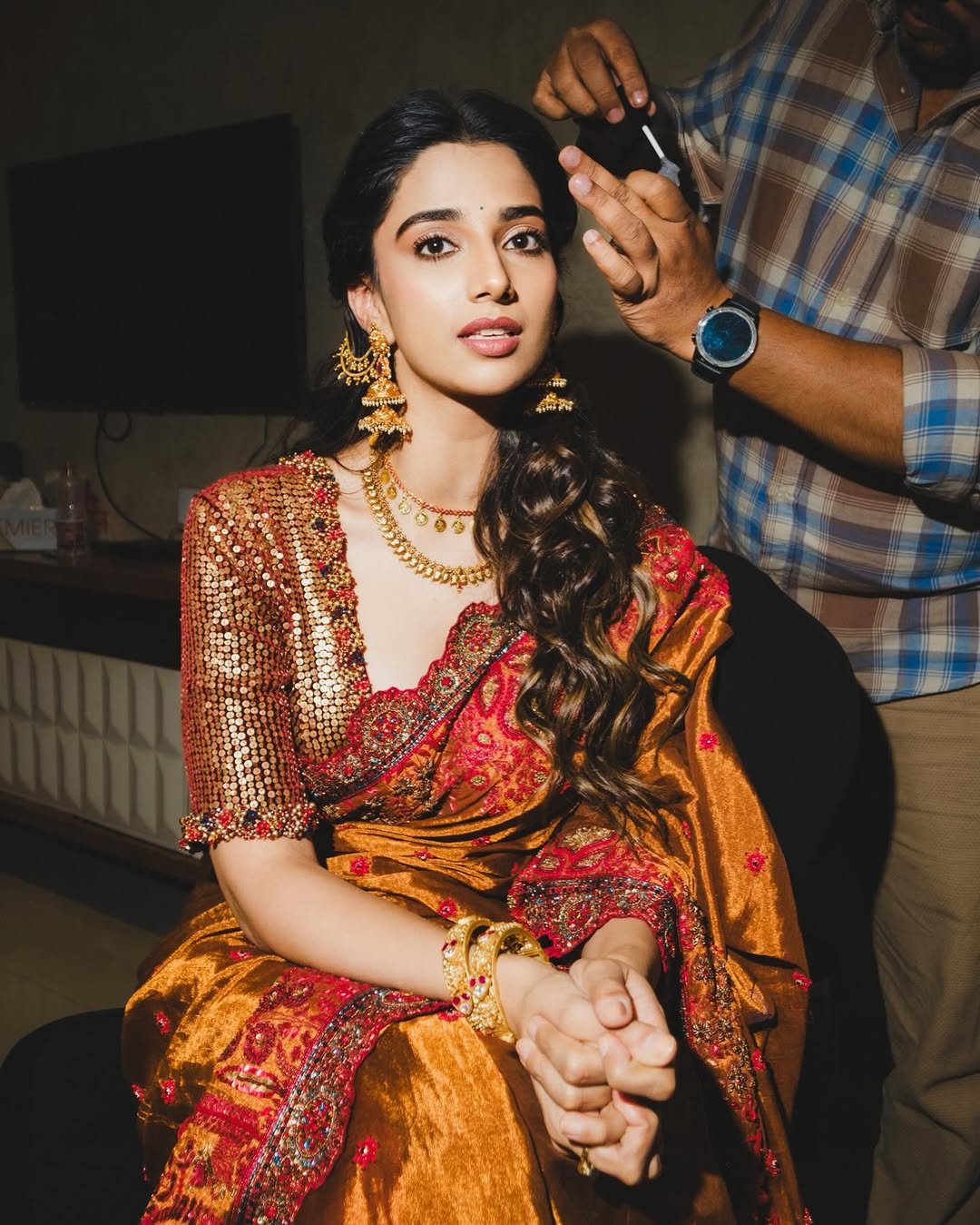 Meenakshi Chaudhary Stunning Red Saree Ph (4)