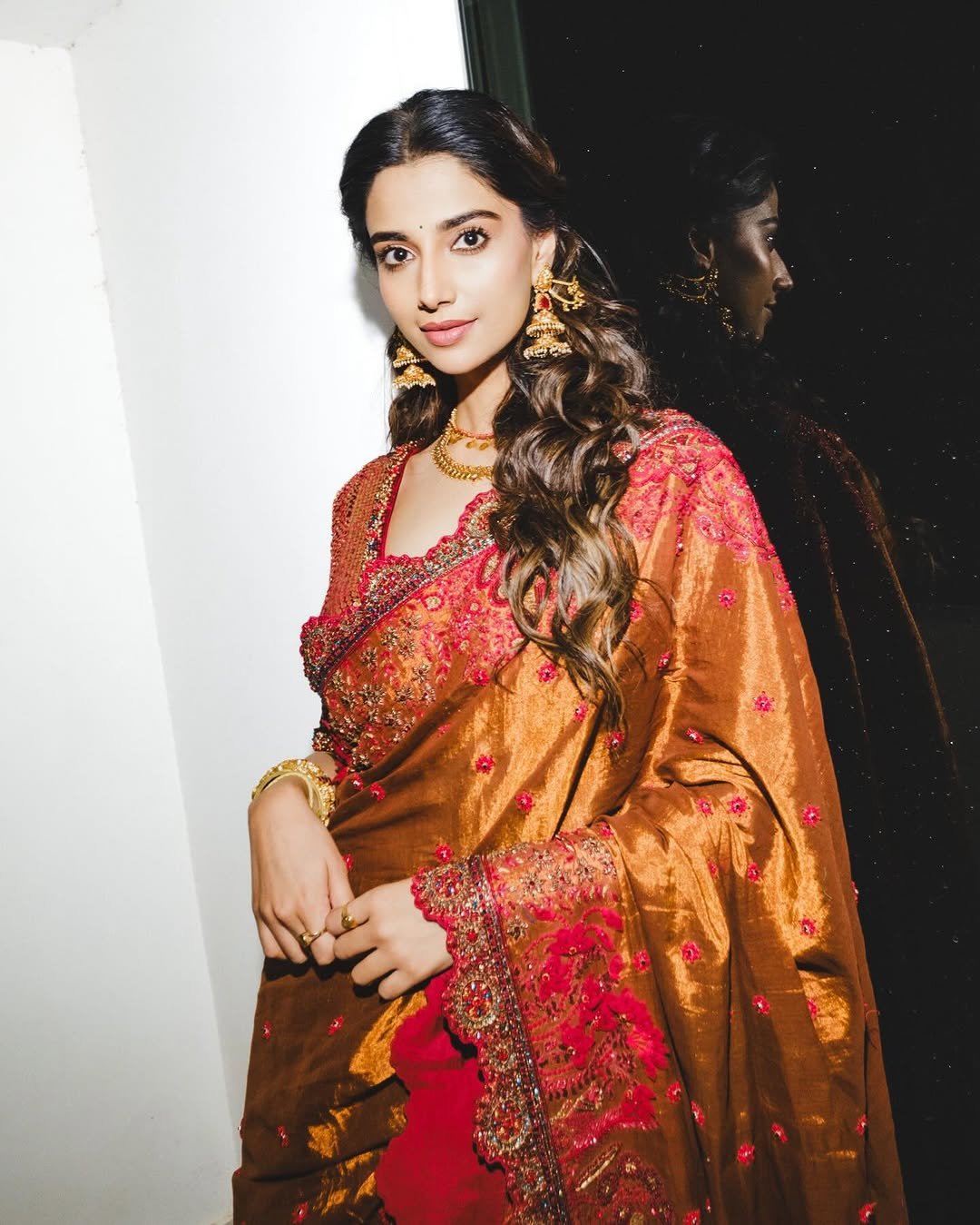 Meenakshi Chaudhary Stunning Red Saree Ph (5)