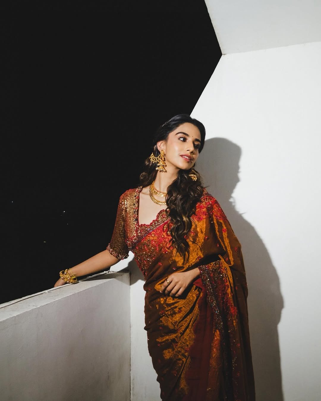 Meenakshi Chaudhary Stunning Red Saree Ph (6)