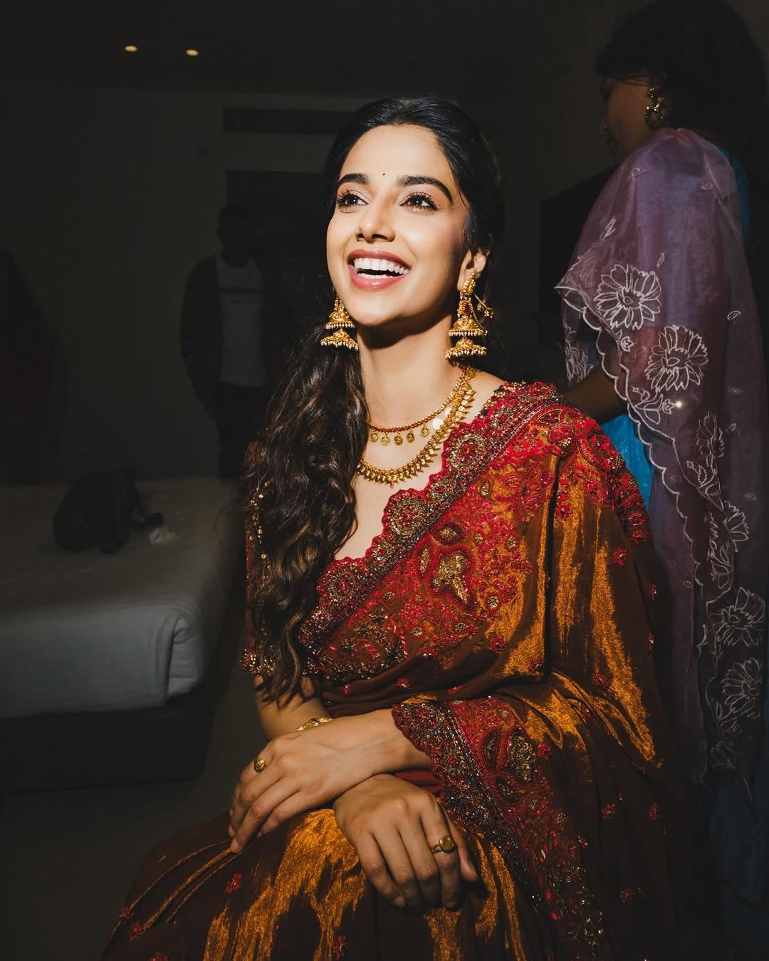 Meenakshi Chaudhary Stunning Red Saree Ph (8)