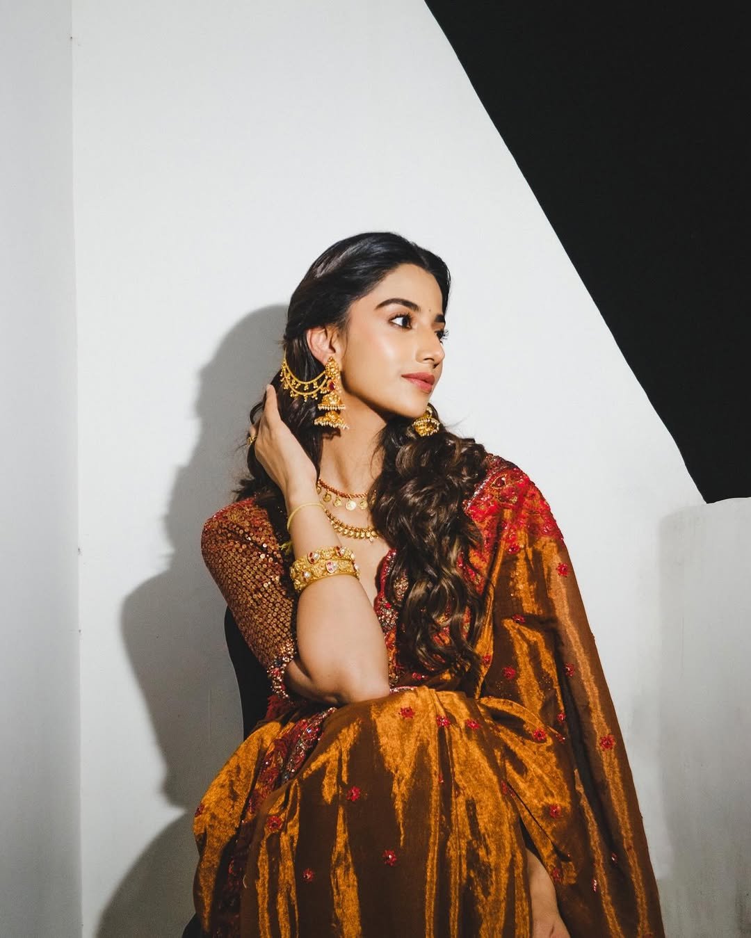 Meenakshi Chaudhary Stunning Red Saree Ph (9)