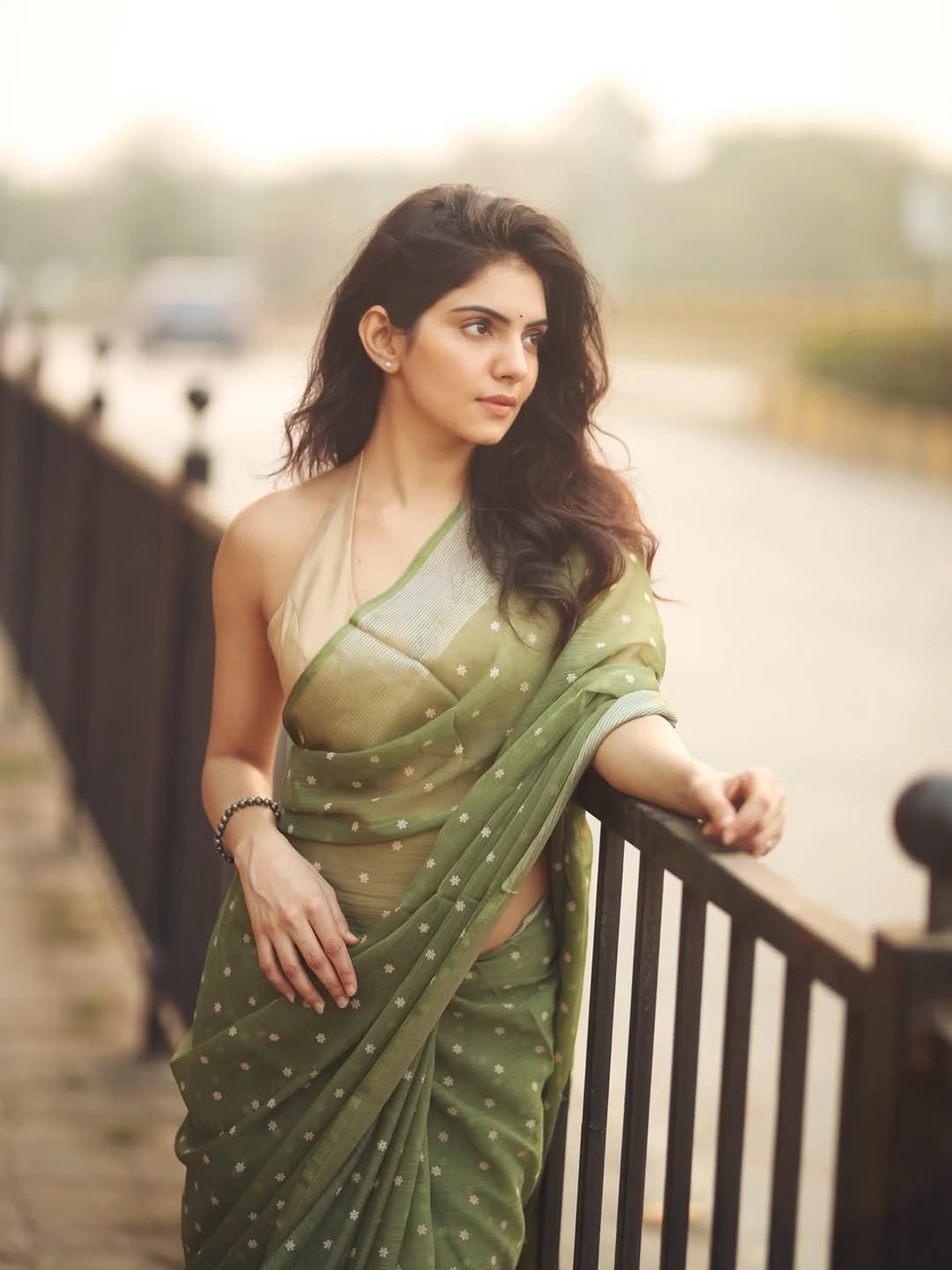 Misha Narang Stunning in Green Saree – Latest HD Photos & Elegant Look (1)