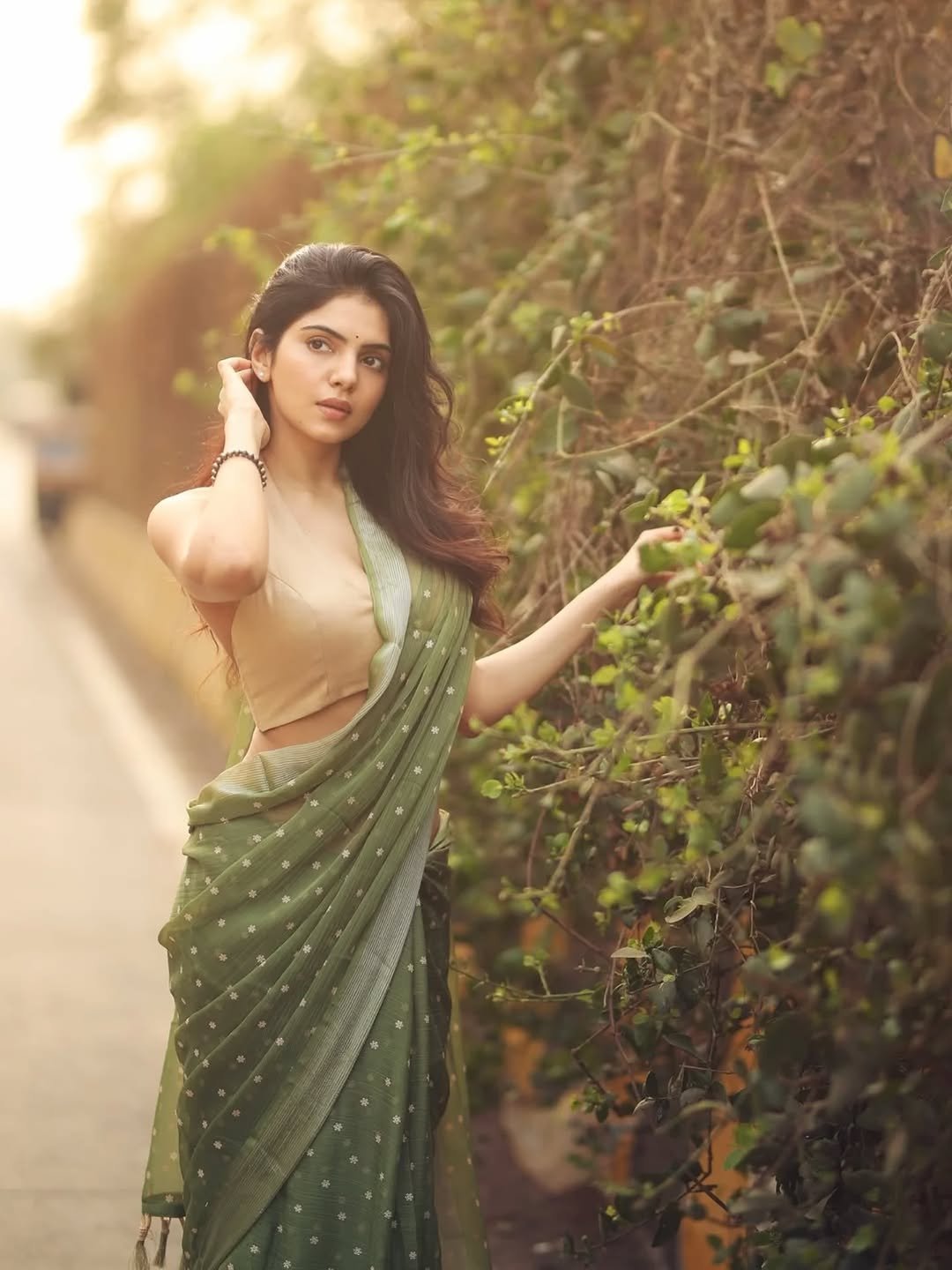 Misha Narang Stunning in Green Saree – Latest HD Photos & Elegant Look (10)
