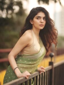 Misha Narang Stunning in Green Saree – Latest HD Photos & Elegant Look (11)