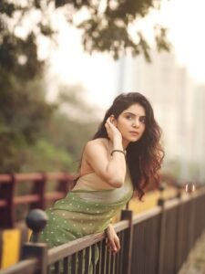 Misha Narang Stunning in Green Saree – Latest HD Photos & Elegant Look (12)