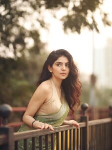 Misha Narang Stunning in Green Saree – Latest HD Photos & Elegant Look (16)