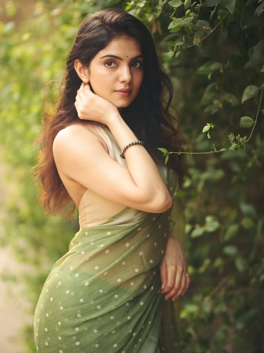 Misha Narang Stunning in Green Saree – Latest HD Photos & Elegant Look (17)