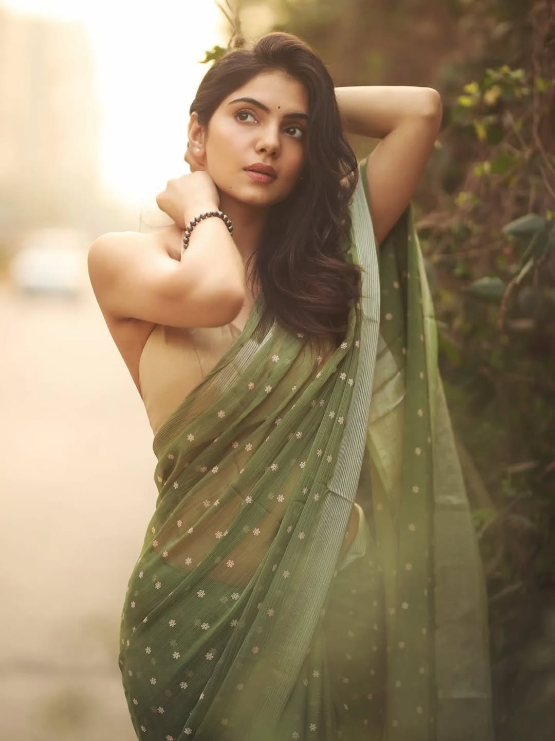 Misha Narang Stunning in Green Saree – Latest HD Photos & Elegant Look (2)