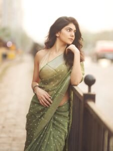 Misha Narang Stunning in Green Saree – Latest HD Photos & Elegant Look (22)