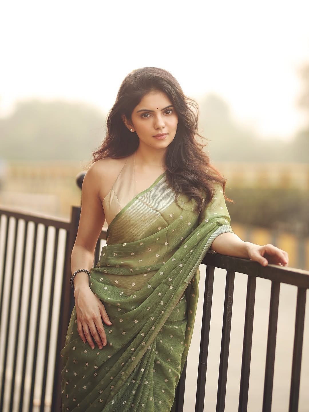 Misha Narang Stunning in Green Saree – Latest HD Photos & Elegant Look (3)