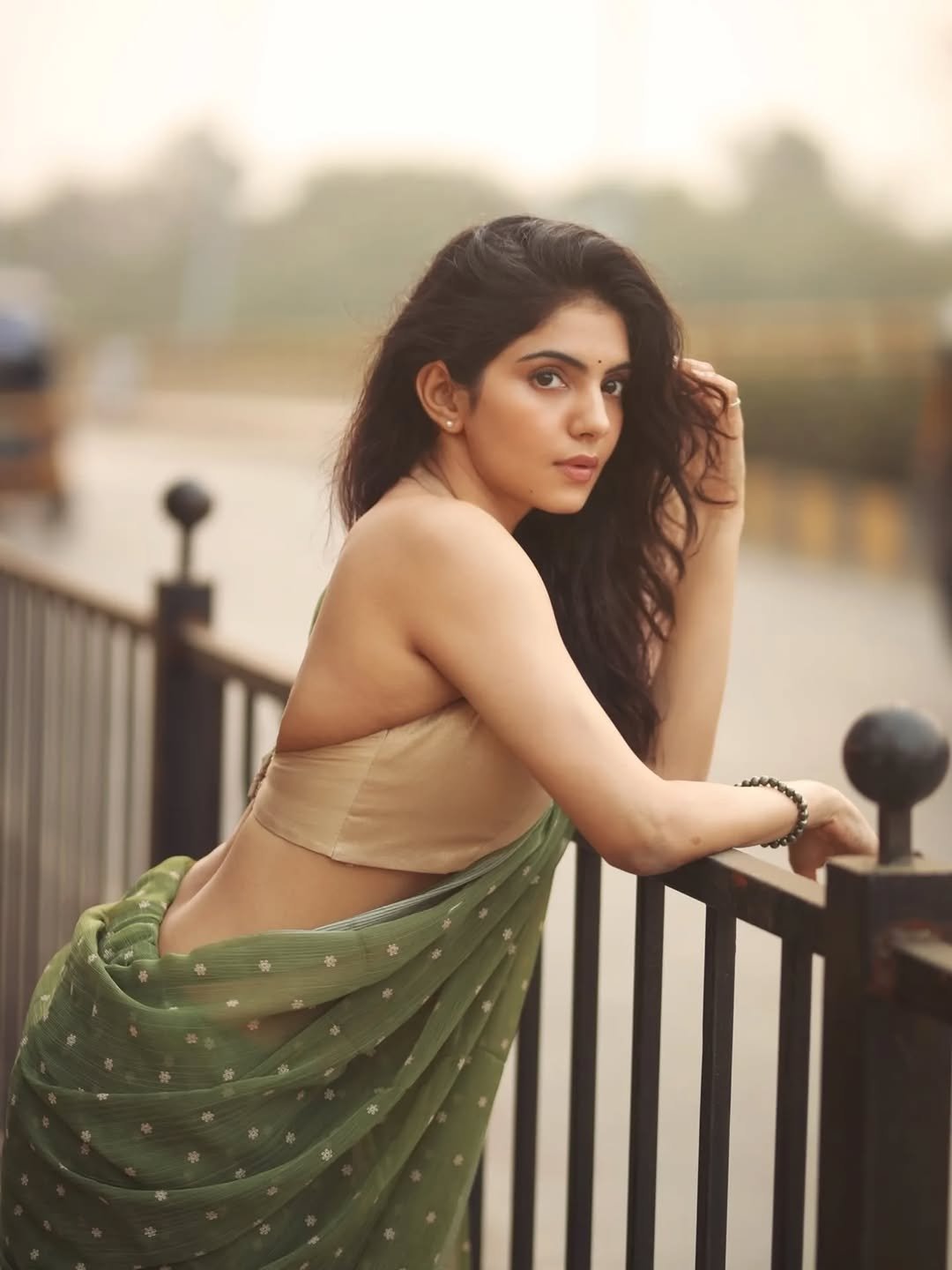 Misha Narang Stunning in Green Saree – Latest HD Photos & Elegant Look (4)