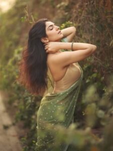 Misha Narang Stunning in Green Saree – Latest HD Photos & Elegant Look (5)