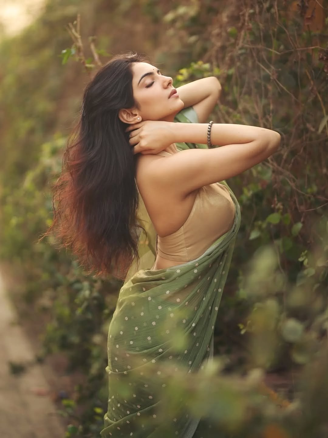 Misha Narang Stunning in Green Saree – Latest HD Photos & Elegant Look (5)