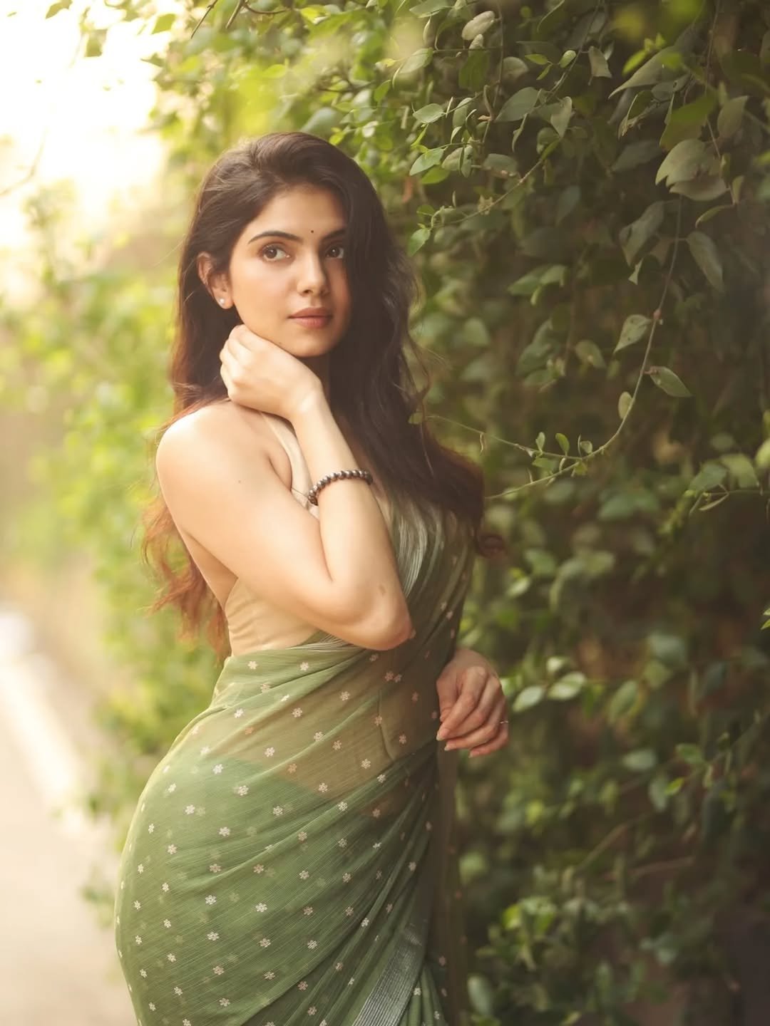 Misha Narang Stunning in Green Saree – Latest HD Photos & Elegant Look (7)