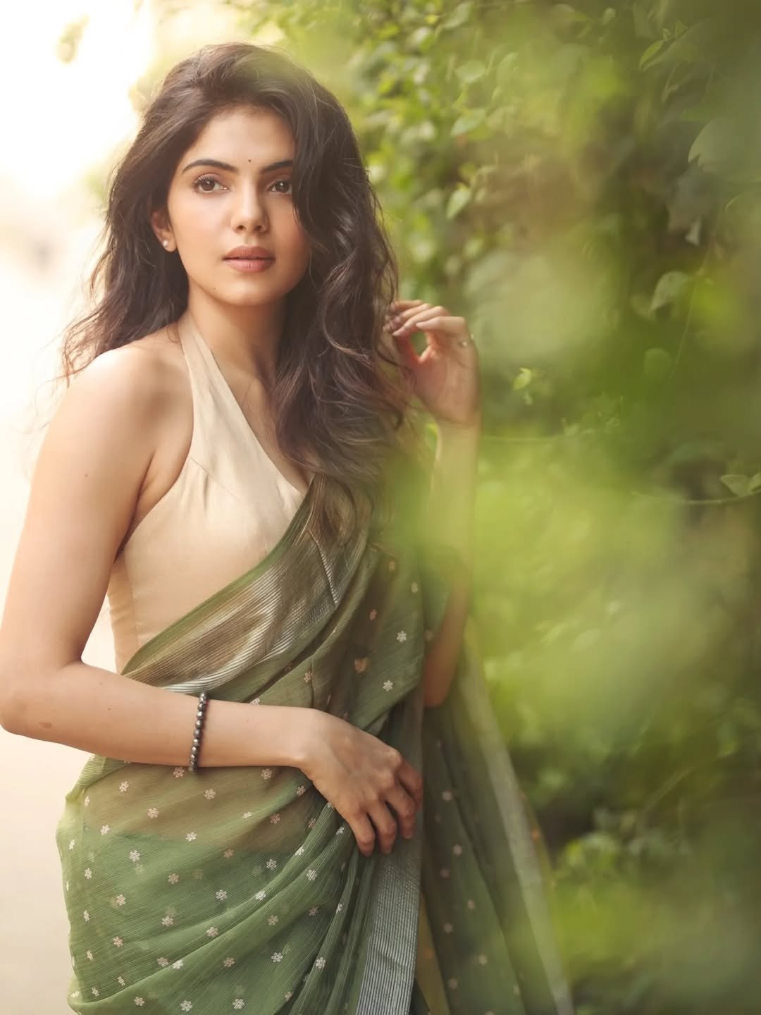 Misha Narang Stunning in Green Saree – Latest HD Photos & Elegant Look (8)