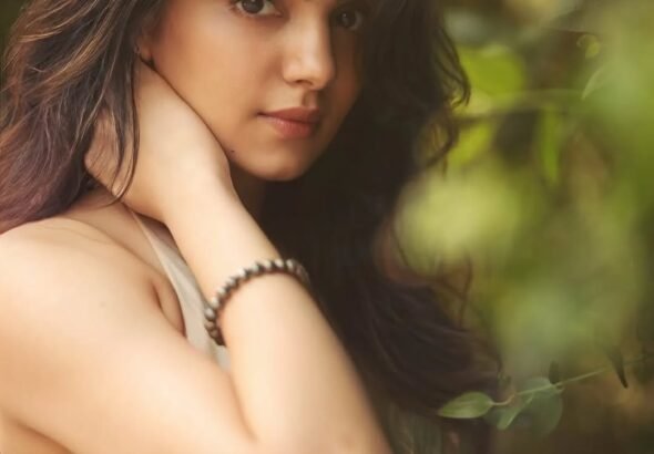 Misha Narang Stunning in Green Saree – Latest HD Photos & Elegant Look (9)