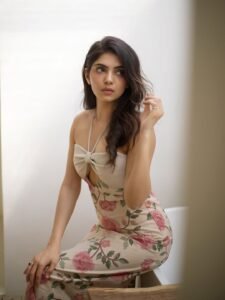 Misha Narang Stylish Modern Look HD Images stunning fashion look