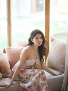 Misha Narang Stylish Modern Look HD Images beautiful outfit images