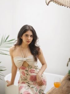 Misha Narang Stylish Modern Look HD Images stunning fashion look