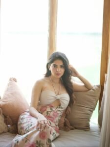 Misha Narang Stylish Modern Look HD Images beautiful outfit images