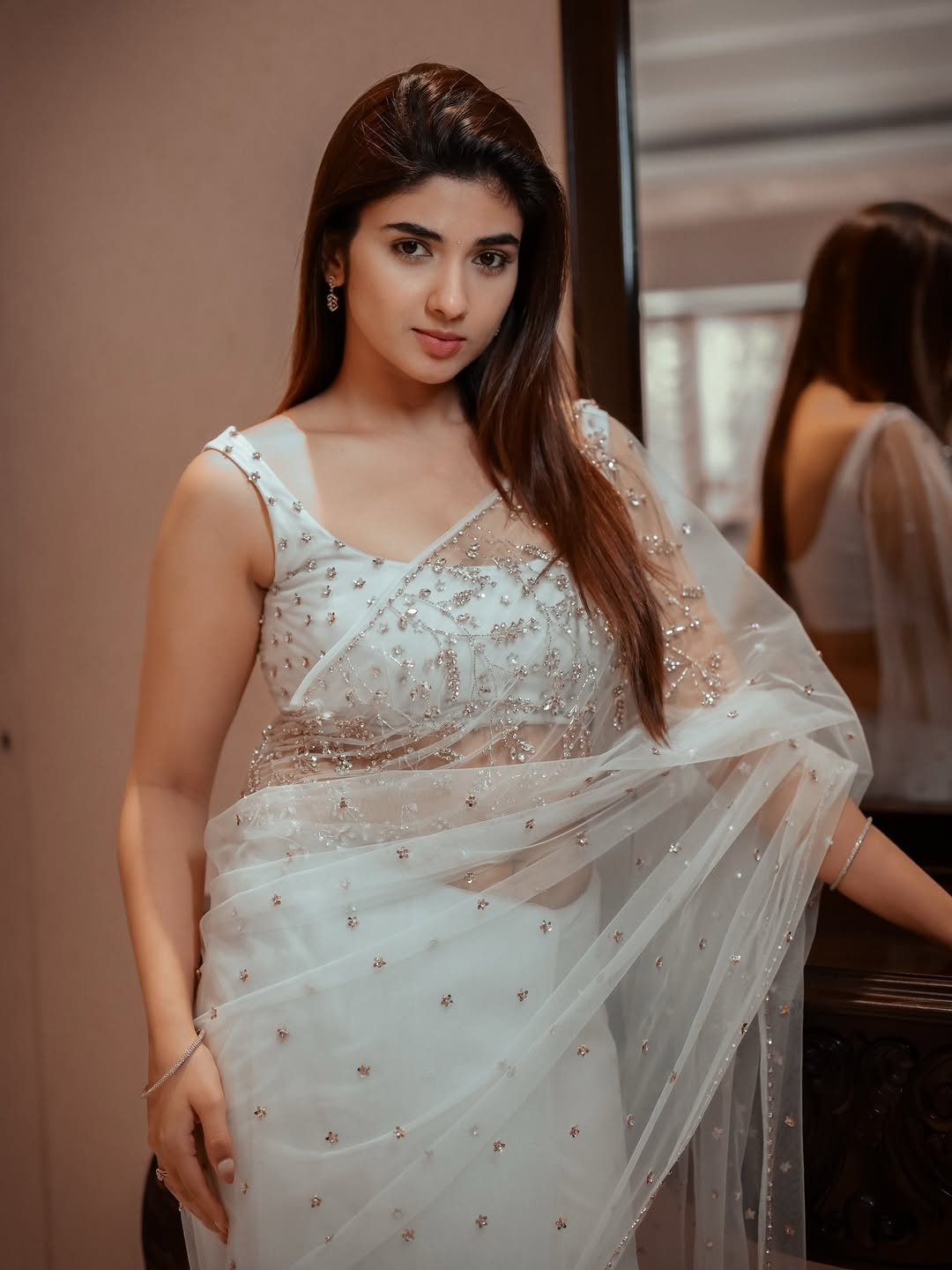 Pragya Nagra Looks Stunning in Elegant White Saree – Latest HD Photos (1)